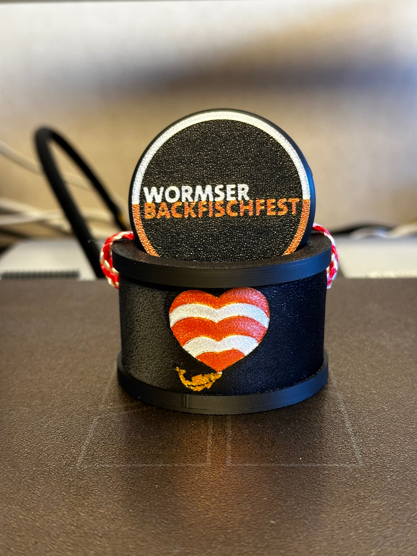 3D-gedruckter, umhängbarer Glashalter für das Backfischfest Worms